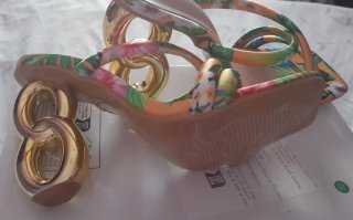 Zapatos de tacón con bonito diseño de tacón