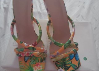Zapatos de tacón con bonito diseño de tacón