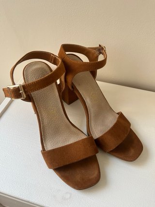 Sandalias tacón marrón