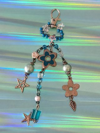 LLAVERO ESTILO CARIBEÑO CON FLORES Y ESTRELLAS