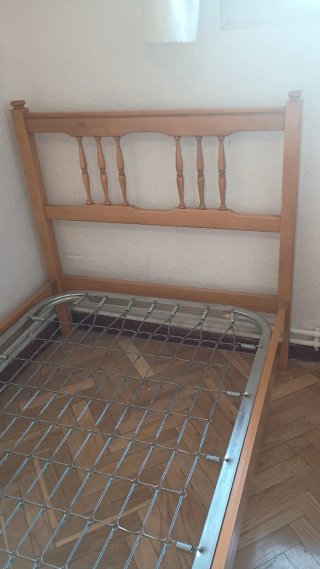 Estructura cama 80cm madera sin colchón.
