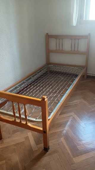 Estructura cama 80cm madera sin colchón.
