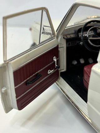 Maqueta Seat 124 IST Models Escala 1/18