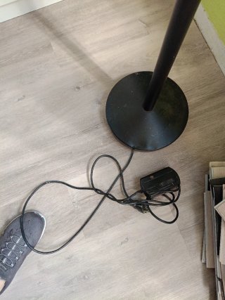 Lámpara de pie negra