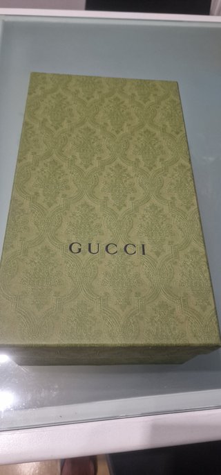 Zapatos Gucci grises con cadena dorada