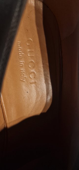 Zapatos Gucci grises con cadena dorada