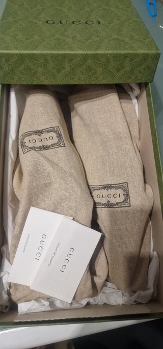 Zapatos Gucci grises con cadena dorada