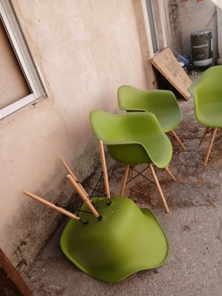 Sillas verdes de plástico y madera