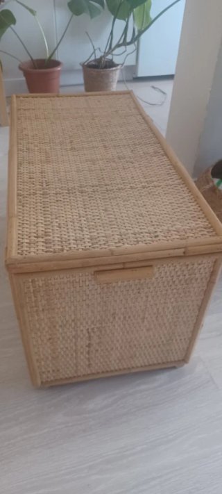 Baúl de mimbre y madera