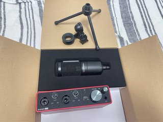 Focusrite Scarlett 2i2 3ª Gen + AT2020