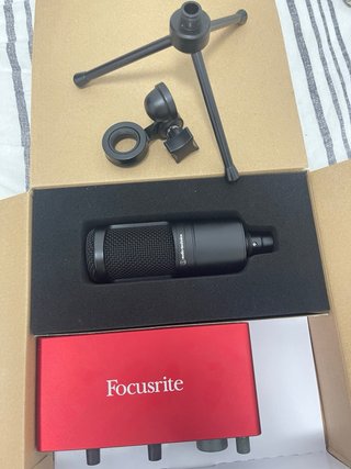 Focusrite Scarlett 2i2 3ª Gen + AT2020