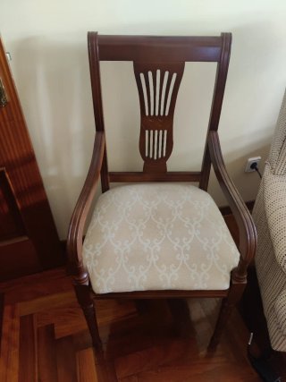 Sillón de madera con tapizado beige