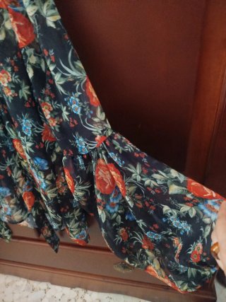 Blusa fina floral negra.
