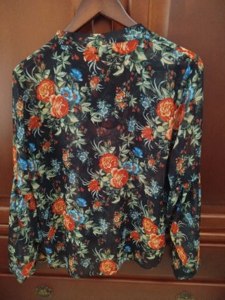 Blusa fina floral negra.