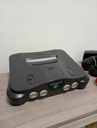 lote Nintendo 64 y soportes expositores (116)