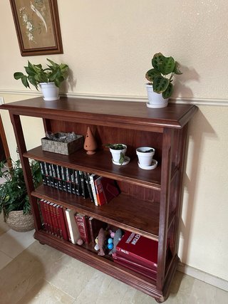 Estantería de madera oscura
