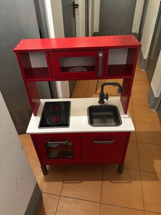 Cocinita de juguete IKEA roja