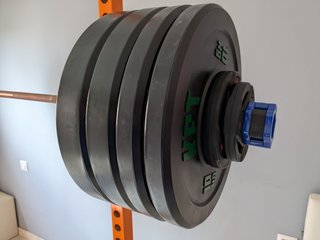 Rack con estación de dominadas con barra y discos