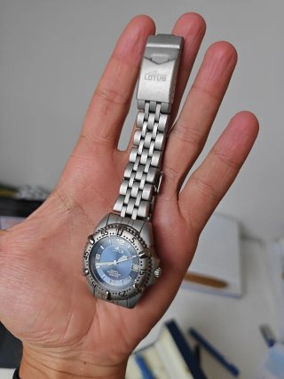 Reloj Lotus niño azul y plateado.