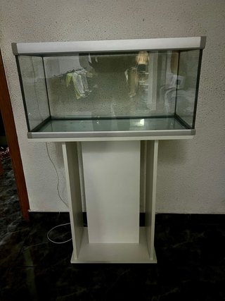 Acuario con mueble blanco