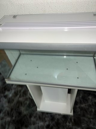Acuario con mueble blanco