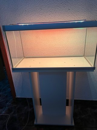 Acuario con mueble blanco