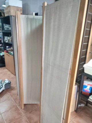 Biombo separador de ambientes beige y madera