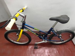 Bicicleta infantil azul y amarilla