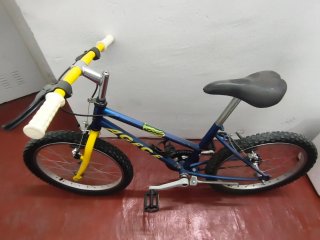 Bicicleta infantil azul y amarilla