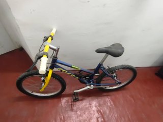 Bicicleta infantil azul y amarilla