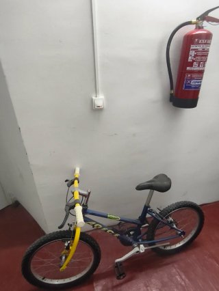 Bicicleta infantil azul y amarilla