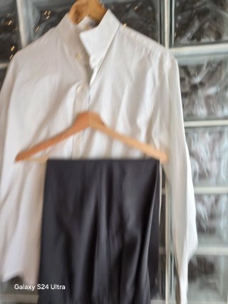 Camisa blanca y pantalón gris