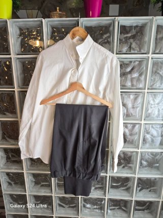Camisa blanca y pantalón gris