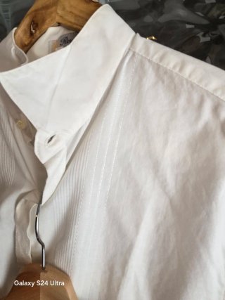 Camisa blanca y pantalón gris