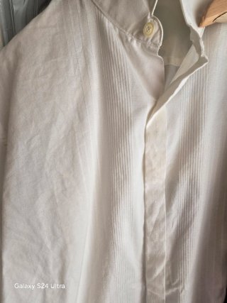 Camisa blanca y pantalón gris