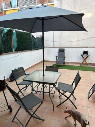 Mesa y sillas exterior con sombrilla