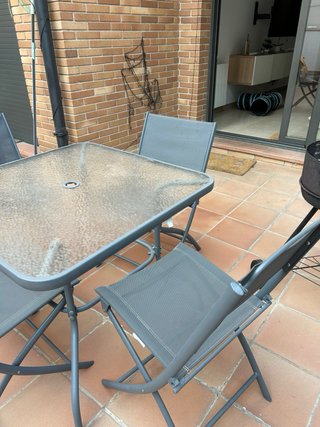 Mesa y sillas exterior con sombrilla