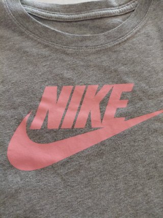 Camiseta Nike niña gris rosa