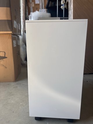 Cajonera metálica blanca con ruedas