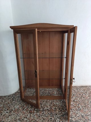 Vetrina in legno con 2 ripiani in vetro