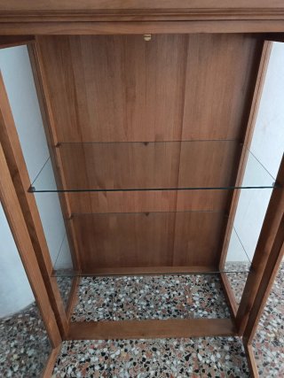 Vetrina in legno con 2 ripiani in vetro