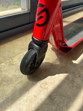 Patinete infantil rojo y negro de Decathlon