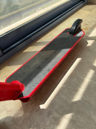 Patinete infantil rojo y negro de Decathlon