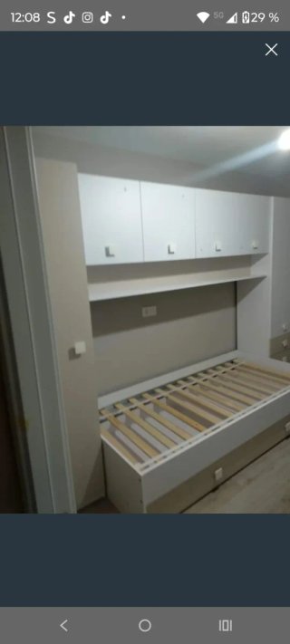 Habitación juvenil puente con cama y armarios