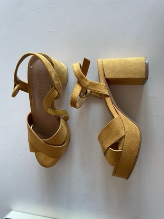 Tacones mostaza ante plataforma