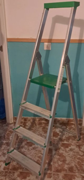 Escalera aluminio plegable 4 peldaños