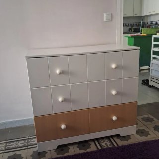 Cajonera grande blanca y madera