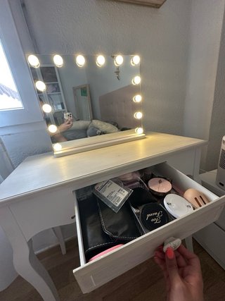 Toeletta per trucco con specchio touch LED e sedia rosa
