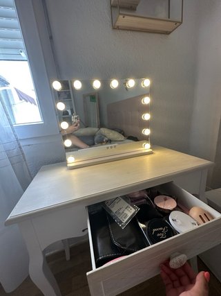 Toeletta per trucco con specchio touch LED e sedia rosa