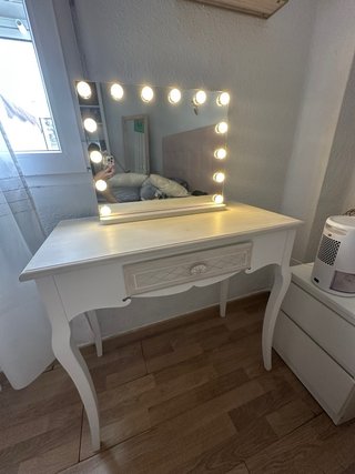 Toeletta per trucco con specchio touch LED e sedia rosa